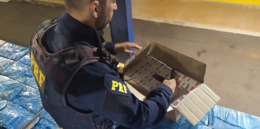 PRF realiza apreensão de cigarros contrabandeados em zona rural de Guaíra