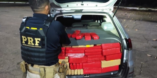 PRF recupera carro furtado carregado de droga em Santa Terezinha de Itaipu