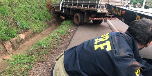 PRF recupera dois veículos furtados a caminho do Paraguai