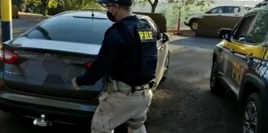 Céu Azul: PRF recupera veículo roubado após fuga de 15 km e uso de dispositivo de fumaça