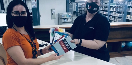 Professora enriquece acervo da biblioteca UNIGUAÇU com doação de livros de própria autoria