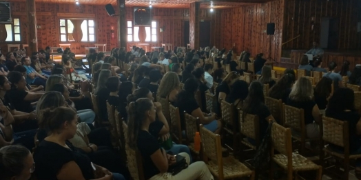 Professores de São Miguel do Iguaçu se vestem de preto como protesto à distorção da tabela salarial