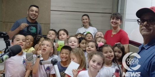 Professores e alunos visitam a Rádio Costa Oeste em Santa Helena e divulgam campanha