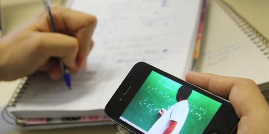 Professores lançam campanha de arrecadação de celulares para alunos em Santa Helena; ajude uma criança a estudar!