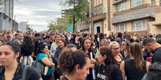 Profissionais da educação municipal de Foz iniciam greve geral na segunda (16)