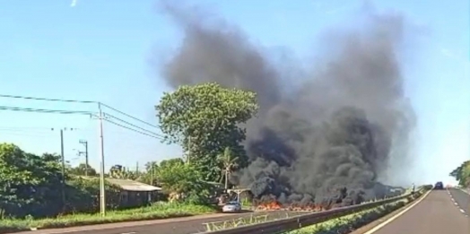 Protesto contra morte por atropelamento gera fumaça e mobiliza moradores na BR-277, em Medianeira