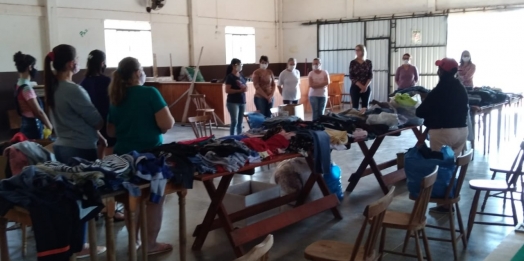 Provopar e Cáritas de Missal desenvolvem Feirão de Roupas Usadas na Comunidade de Jacutinga