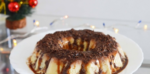 Pudim de chocottone com calda de chocolate