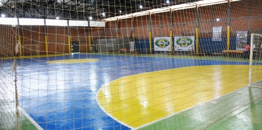 Quadra de esportes do Bairro Floresta recebe melhorias no piso para atender cerca de 1.000 atletas da comunidade