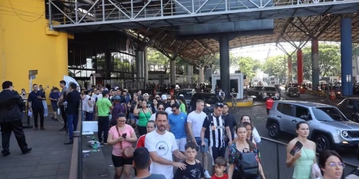 Quase 100 mil turistas, atraídos por ofertas que geraram frenesi nas lojas