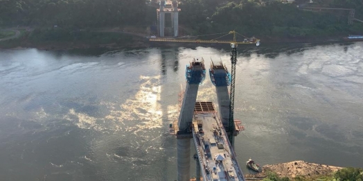 Quase metade da segunda ponte, obra financiada pela usina de Itaipu, está concluída