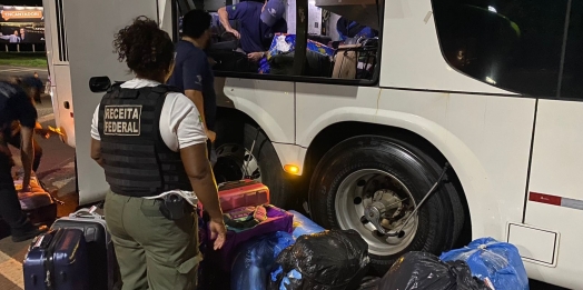 Quatro carros e dois ônibus de linha com mercadorias avaliadas em 320 mil reais foram apreendidos