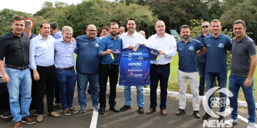 Ratinho Junior recebe camisa oficial do Santa Helena Futsal