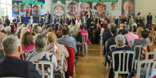 Ratinho Junior sanciona lei da gratuidade das passagens e anuncia programas aos idosos