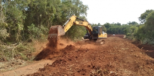 Readequação de Estrada em São Pedro mobiliza várias equipes da Administração Municipal de Missal