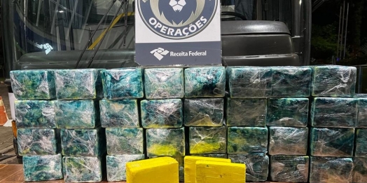 Receita Federal apreende 208,6 kg de cocaína em fundo falso de um ônibus em São Miguel do Iguaçu