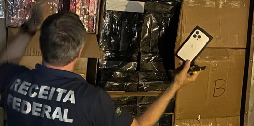 Receita Federal apreende caminhão com mais de R$ 2 milhões em produtos da Apple em fundo falso