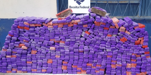 Receita Federal apreende cerca de meia tonelada de maconha em tonéis com tripa de porco