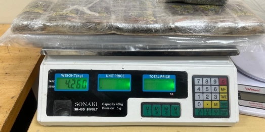 Receita Federal apreende droga em fundo falso de mala com passageiro em ônibus na Ponte Internacional da Amizade