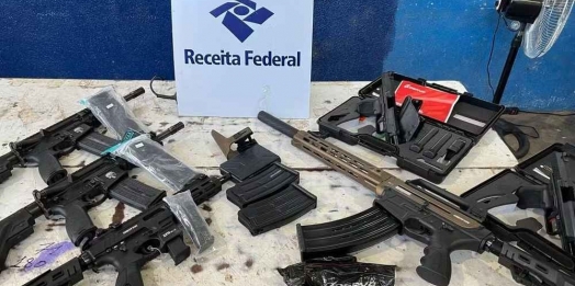 Receita Federal apreende fuzis e outras armas em fundo falso de ônibus com abertura eletrônica