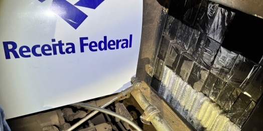 Receita Federal apreende grande quantidade de celulares em fundo falso de um ônibus de turismo