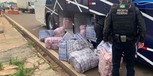 Receita Federal, com o apoio da PRF, retém ônibus com R$384 mil em mercadorias descaminhadas