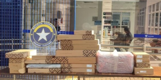 Receita Federal confisca R$ 215 mil em mercadorias em três carros na BR-277