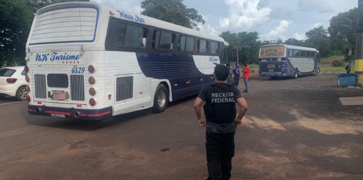 Receita Federal e BPFron retém quatro ônibus de turismo na BR-277