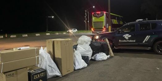 Receita Federal em Foz do Iguaçu apreende ônibus e cinco carros com mercadorias irregulares