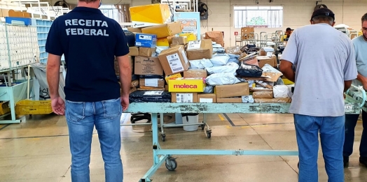 Receita Federal retém mercadorias estrangeiras irregulares no Centro de Distribuição de Remessas Postais de Foz do Iguaçu