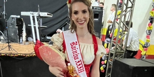 Tatiane Regina é eleita Rainha da Oktoberfest em Aurora do Iguaçu
