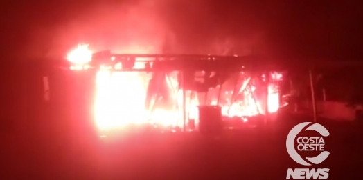 Residência é consumida pelo fogo na Linha Bandeirantes, em Missal (vídeo)