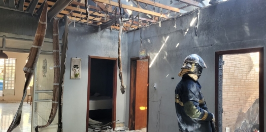 Residência é parcialmente destruída por incêndio próximo ao Balneário de Santa Helena