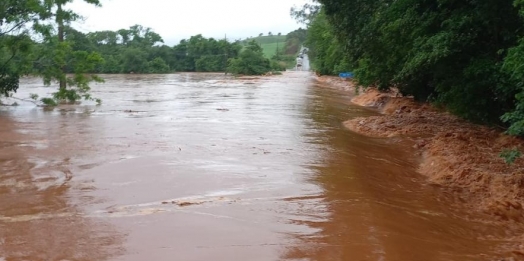 Rio Ocoy entre Missal e Medianeira transborda e bloqueia a PR 495 nesta sexta-feira (03)