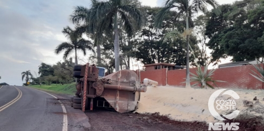 Roda trava e caminhão tomba na 