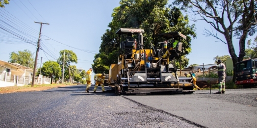 Rua do Parque Independência recebe pavimentação asfáltica