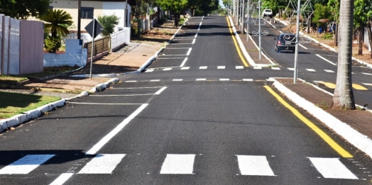 Ruas recuperadas com micropavimentação recebem sinalização horizontal em São Miguel