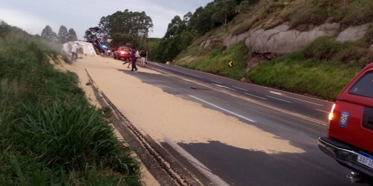 Samu atende vítimas de acidente na BR-277, próximo ao trevo de acesso a Diamante do Sul