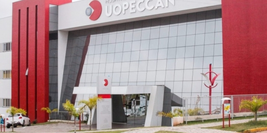 Sanepar faz doação e recebe troféu de Empresa Amiga da Uopeccan