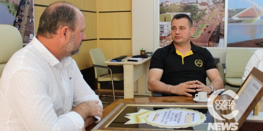 Santa-helenense entrega certificado destaque do Observatório Educa ao vice-prefeito de Toledo