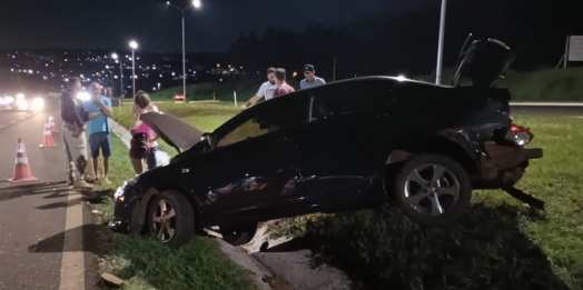 São Miguel do Iguaçu: Acidente no trevo saída para Foz deixa uma passageira ferida