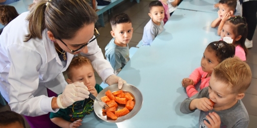 São Miguel do Iguaçu: Alunos do CMEI Olímpia Pizzolo conhecem as frutas e a importância para a saúde