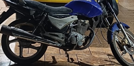 São Miguel do Iguaçu: Motocicleta com placa paraguaia e pendências no CTB é apreendida durante patrulhamento