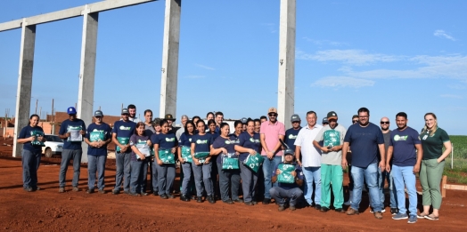 São Miguel do Iguaçu repassa uniformes novos para os agentes da AMAR em visita às obras da  nova UVR