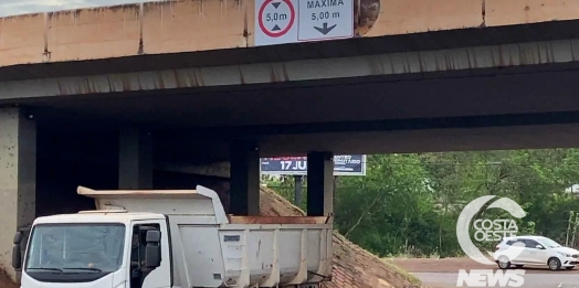 São Miguel do Iguaçu troca placas de viadutos para evitar acidentes com caminhões