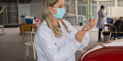 São Miguel recebe novas doses de vacina e vai imunizar população de 26 anos nesta terça-feira (17)