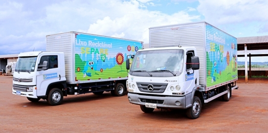 Secretaria de Meio Ambiente de Itaipulândia realiza plotagem de caminhões baú da coleta seletiva