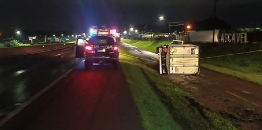 Sem cinto de segurança, homem de 29 anos morre esmagado após caminhão sair da pista na BR-277