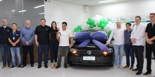 Sicoob entrega carro e moto zero a cooperados