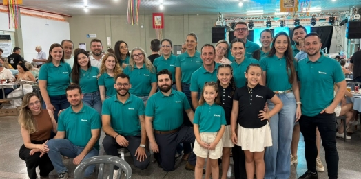 Sicoob marca presença em festa comunitária e anuncia exposição de veículo elétrico em São Miguel do Iguaçu
